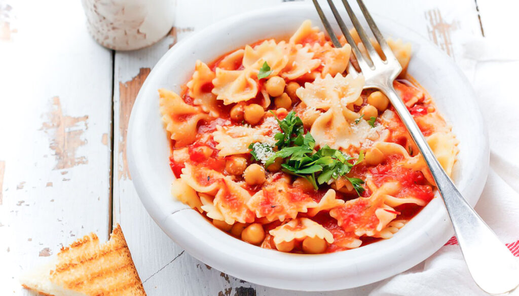 Hummusnudeln und Tomaten