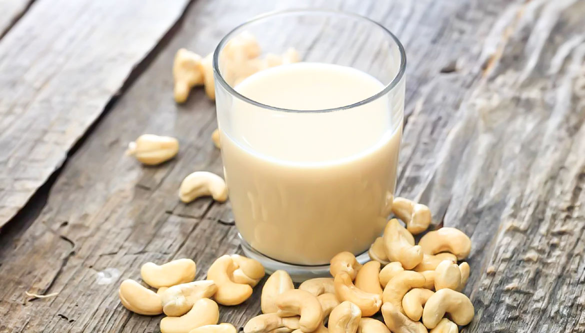 Vegane Milch: Cashewmilch als pflanzliche Milch-Alternative