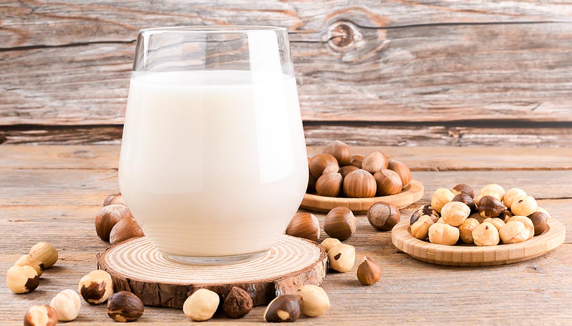 Vegane Milch: Haselnussmilch als pflanzliche Milch-Alternative