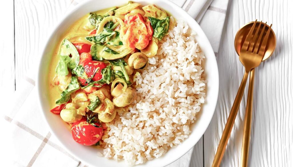 Vegan abnehmen: Scharfes Kokos-Gemüse mit Reis